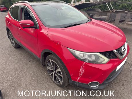 15 - RED NISSAN QASHQAI TEKNA DCI EZW-DYY
