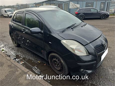 08 - BLACK Toyota Yaris SR - EZWRXW