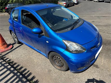 10 - BLUE TOYOTA AYGO BLUE VVT-I  - EZW-HUA