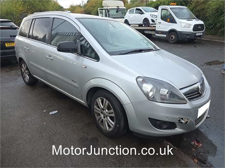 62 - SILVER VAUXHALL ZAFIRA DESIGN NAV UNRECORDED EZW-AEO