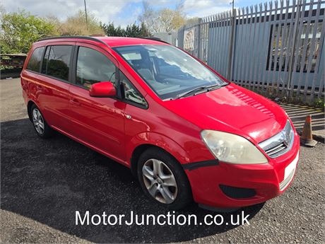 14 - RED Vauxhall Zafira Exclusive  EZWUBM