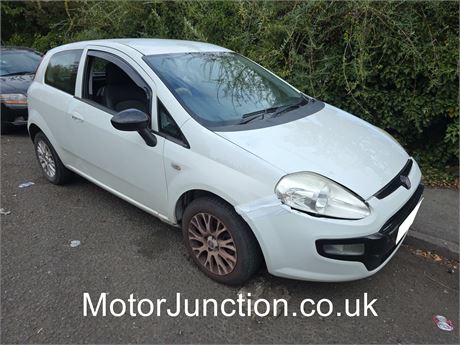 60 - WHITE FIAT GRANDE PUNTO SOUND EZW-ASX