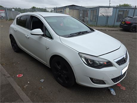 12 - WHITE VAUXHALL ASTRA SRI CDTI S/S  - EZW-NTV