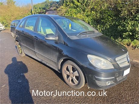 09 -  BLACK Mercedes-Benz B180 CDi SE - EZWYFL