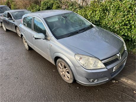 08 - SILVER VAUXHALL ASTRA DESIGN AUTO - EZW-NLT