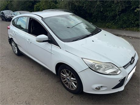 13 - WHITE FORD FOCUS TITANIUM TURBO  - EZW-JYH