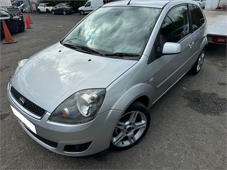 57 - SILVER FORD FIESTA ZETEC CLIMATE  - EZW-OMJ