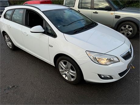 11 - WHITE VAUXHALL ASTRA EXCLUSIV  UNRECORDED  - EZW-LFW